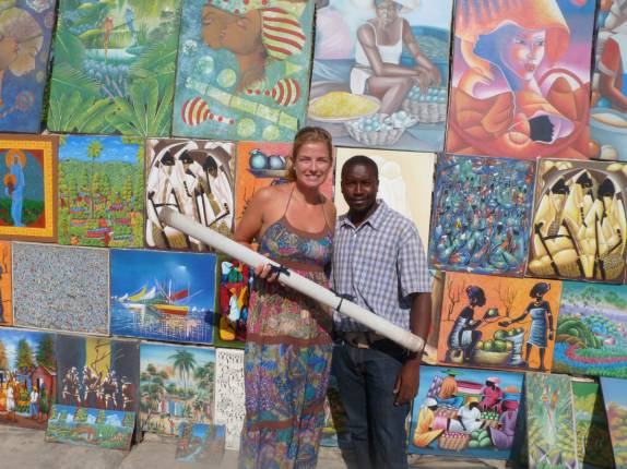 Feliz após a compra de um quadro em Pétion-Ville, no subúrbio da capital Port-au-Prince, no Haiti